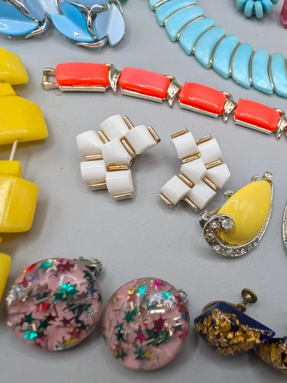 Vintage Early Plastic Jewelry, 12 Pairs Earrings +more - Picture 4 of 14